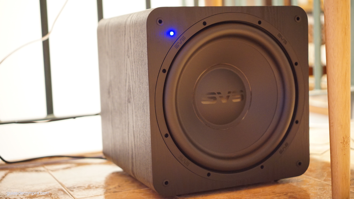 subwoofer svs sb1000 en el suelo